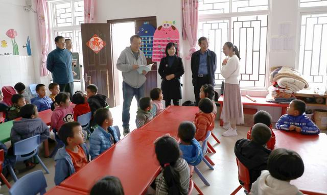调整大小 3了解顶岗学生教学情况.JPG