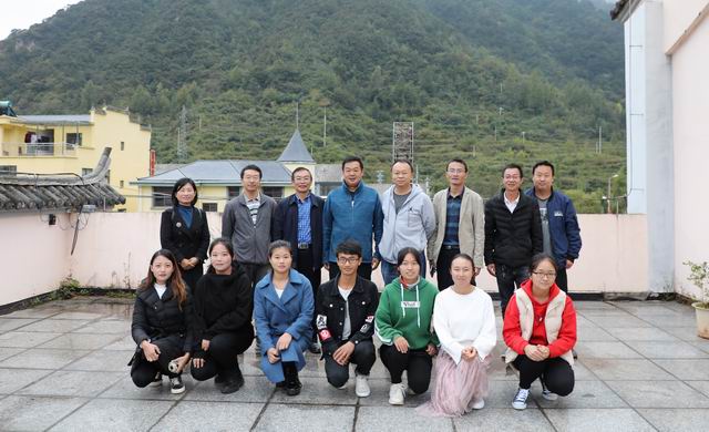调整大小 4与顶岗学生合影留念.JPG