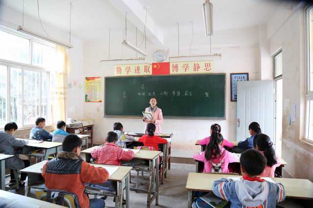 调整大小 4顶岗学生正在授课.JPG