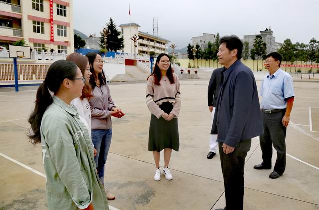 调整大小 2党委书记李永勤看望顶岗学生.jpg