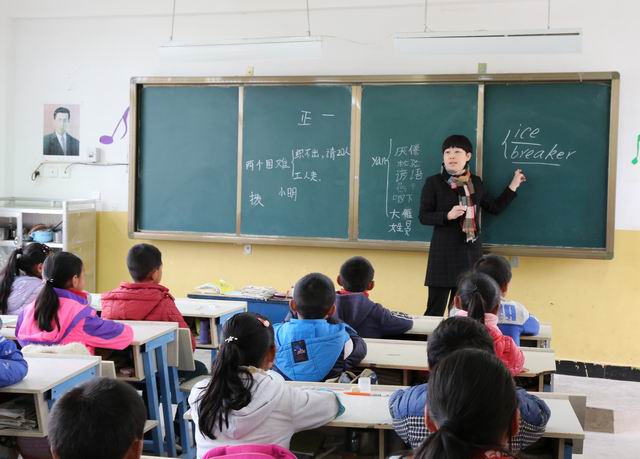 调整大小 3校长浦虹为顶岗学生示范教学.JPG