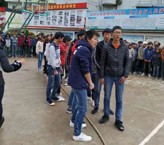 调整大小 5顶岗学生组织中小学生参加集体活动.jpg